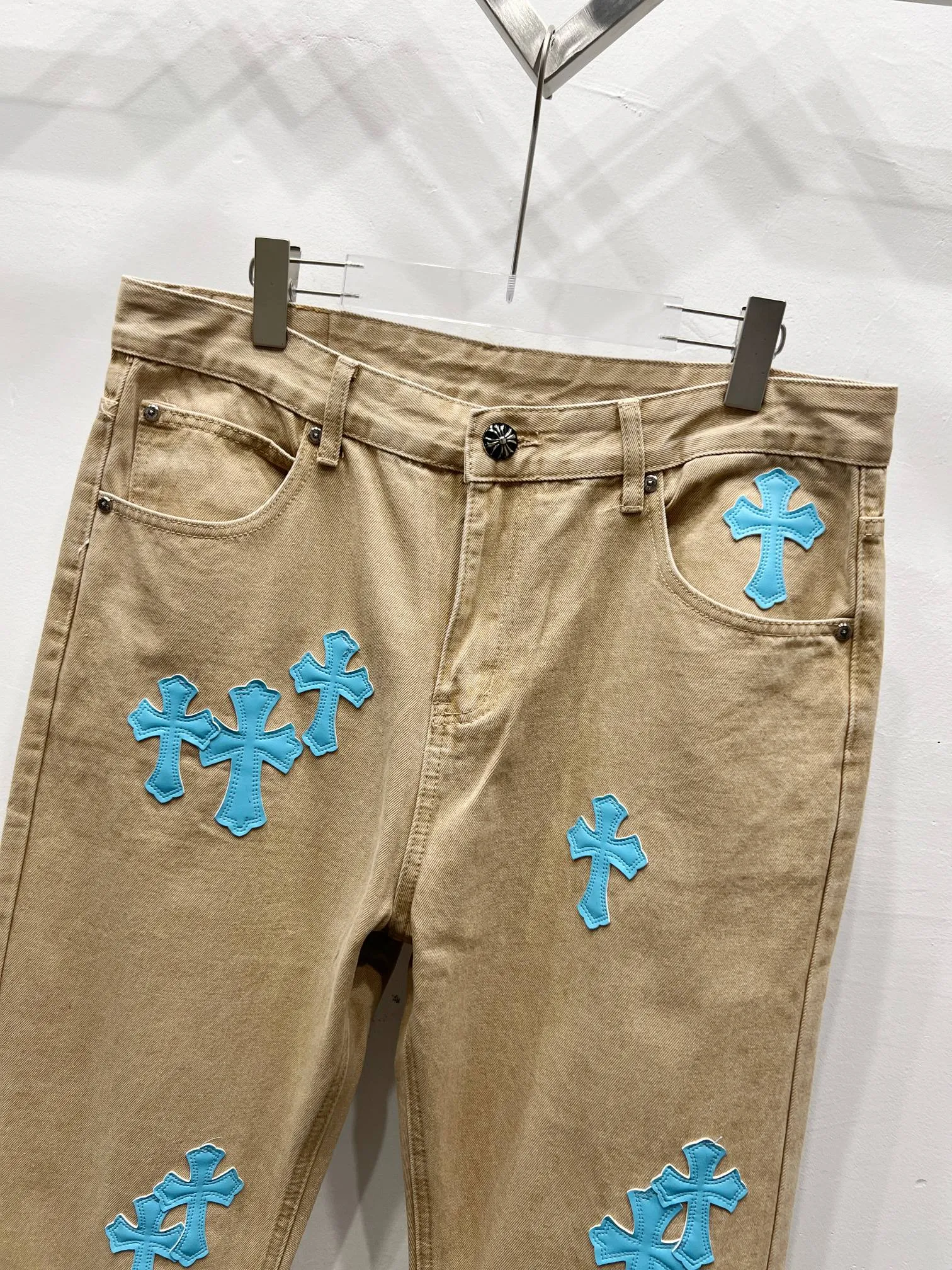 P240 style number: (W003) ChromeHearts & Khaki leather cross-leather straight-leg jeans, ceiling-level jeans, a pair is hard to find at the counter‼ ️About Zangyin✅This is an extremely luxurious fashion brand that can also be called the aristocracy of the high street. It has always been an exclusive brand for some hipsters or rich second generations. The color of this model is already very eye-catching by using a unique washed material. It is decorated with pink patch cross flowers, which cleverly highlights the charm of the brand. Secondly, this model adopts a classic high-waist cut design, which highlights the long legs and fashionable temperament of the upper body. The brand is highly recognizable and the slim-fitting configuration is more suitable for daily wear. The personality will be fashionable and the specifications can be seen at a glance. Materials and technology ✅ Needless to say, this point goes without saying. As an excellent craftsman brand, Zangyin's requirements for details and craftsmanship are really perfect. The washed color of this model has gone through a lot of processes, not to mention the embellishment of the denim appliqués. It is also purely handmade and sewn. Just like what they believe in, only handmade things have soul and have the meaning of wearing. A top-notch heavy-duty fashionable denim item, recommended by both hands‼ ️ Size: 28, 30, 32, 34 Color: Khaki